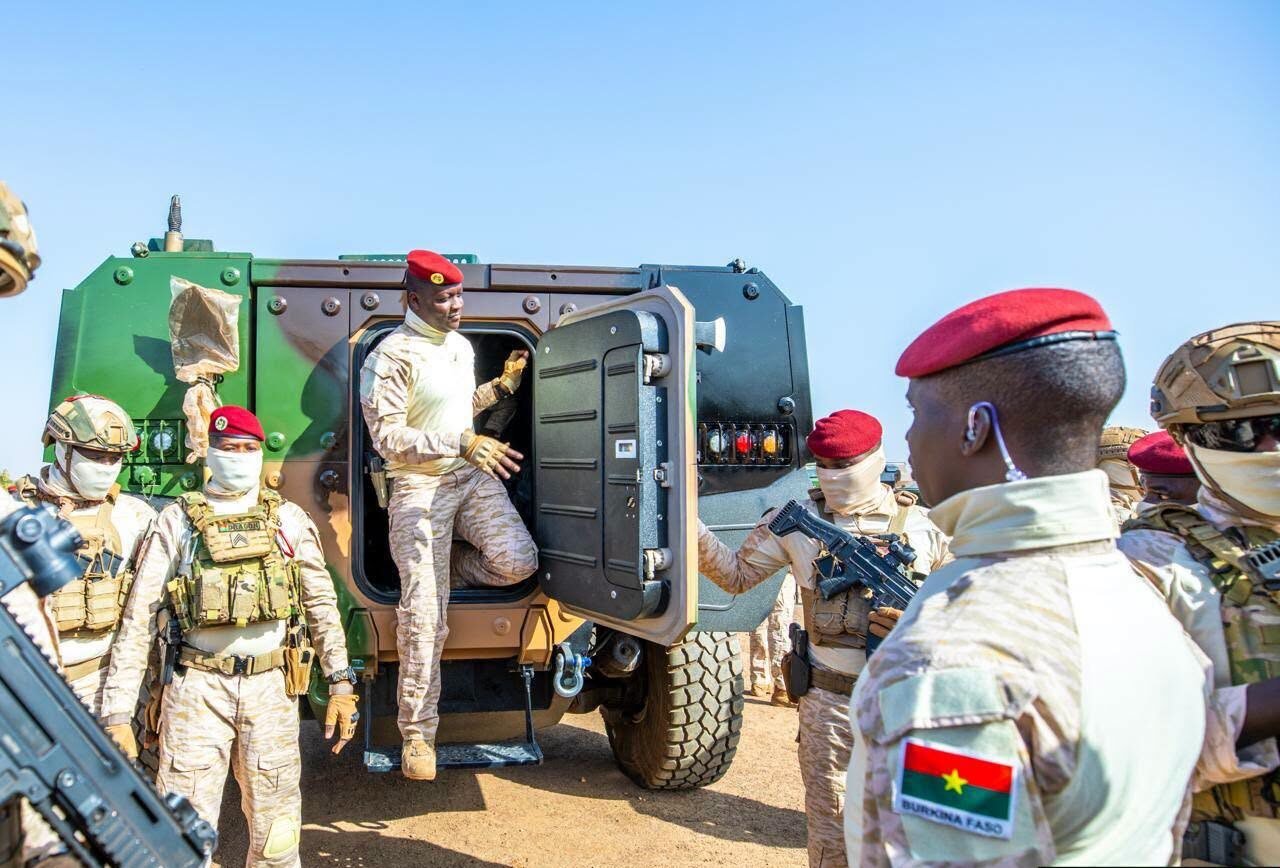 Burkina Faso : Quand le Président Ibrahim Traoré annonce la fin prochaine de la guerre : « La poussière va se soulever encore en brousse »